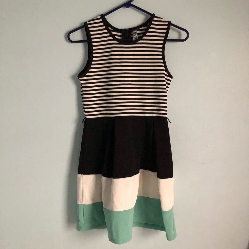 Girl’s sleeveless dress with matching necklace